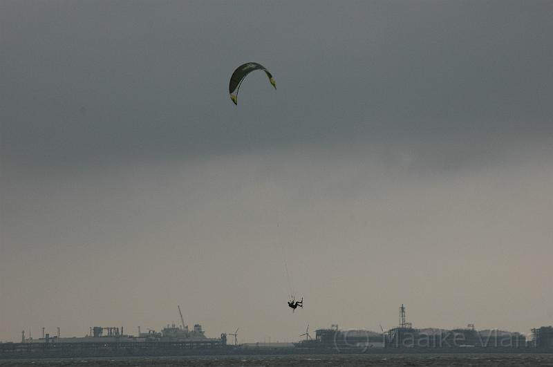 kitesurfer flying high.jpg - C) M. Vlam 2007:maaike.vlam@gmail.com